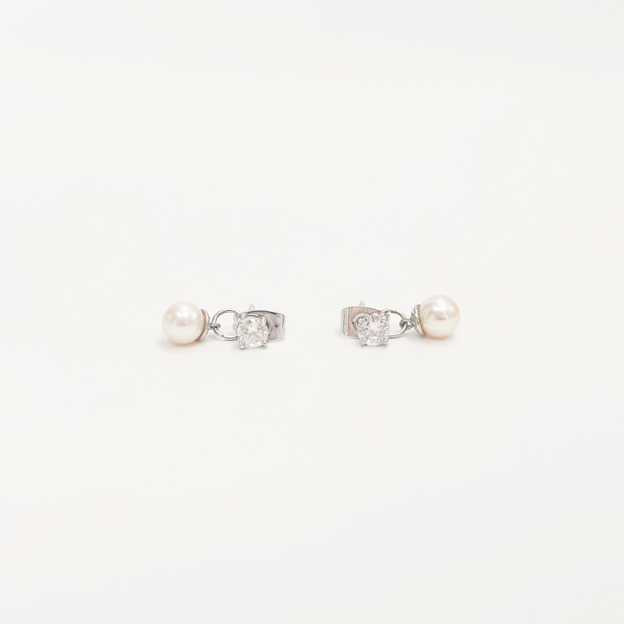 Zhao Lu Si’s Style, Love’s Ambition Earrings, c-drama earrings, chinese drama, c-drama, Xu Yan earrings, Qiao Yan earrings, classic pearl earrings, drop pearl earrings, 《许我耀眼》
Gift set for her / hadiah untuk wanita / 送给她的礼物。Perfect for best friend / sahabat baik / 最好的朋友 / 心爱的耳环、手链和戒指。Made in Korea / 制造于韩国 /.Dainty jewellery / 简约精致首饰 / barang kemas halus. 925 sterling silver / 925纯银 / perak tulen 925. Anti-tarnish / 防氧化 / tahan karat. Suitable for daily wear, keshi pearl, baroque pearl, pearl, 珍珠 淡水珍珠 ak
